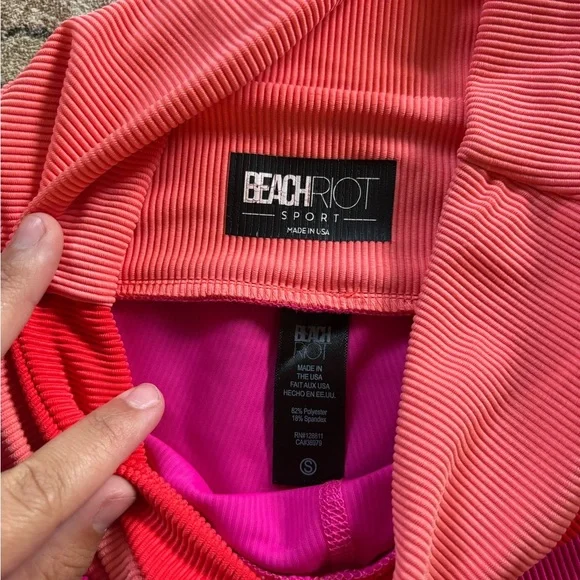 Beach Riot | Cora bike shorts in magenta and coral - Picture 4 of 5